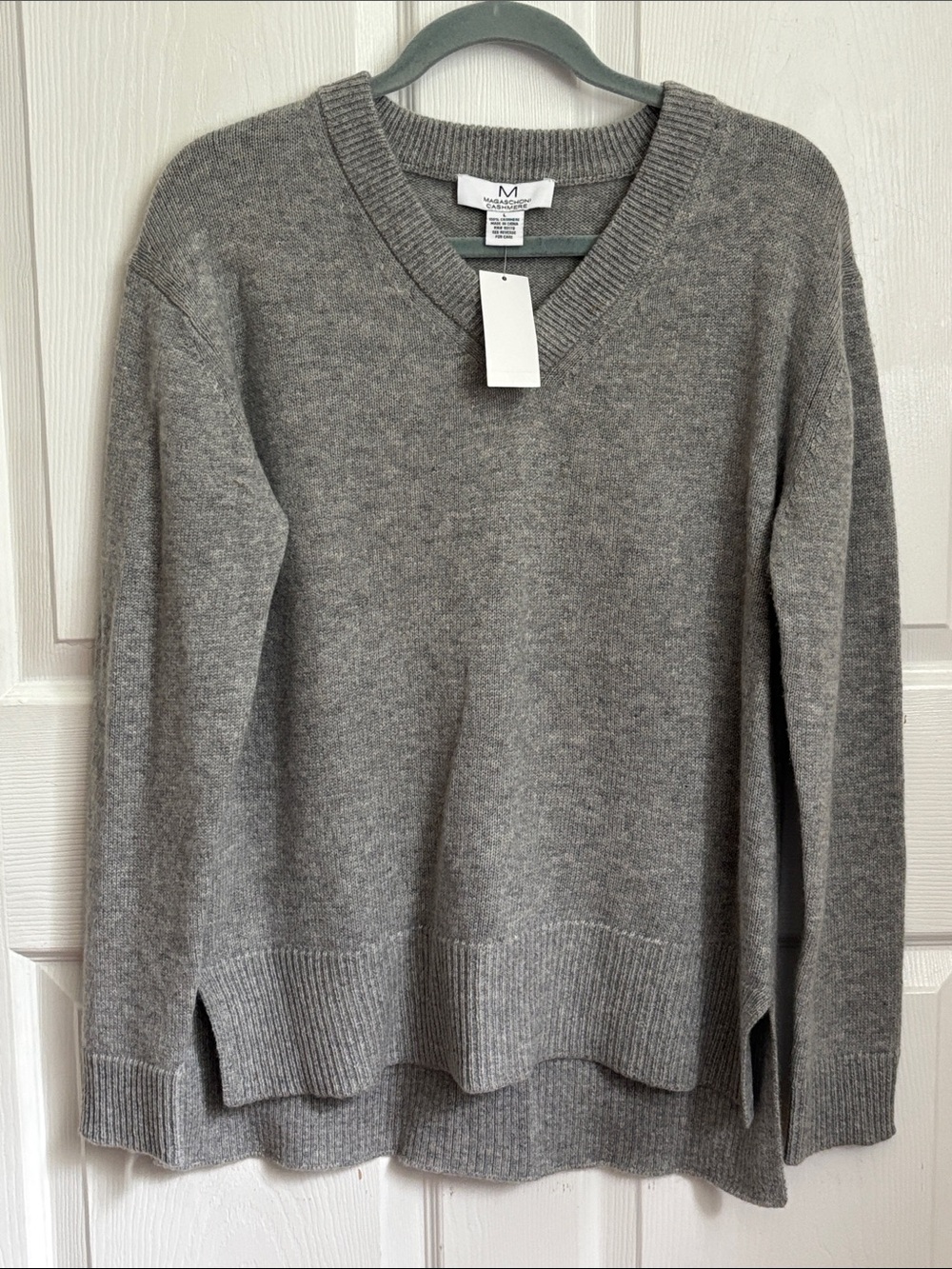 NEW Magaschoni 100% Cashmere Sweater Heather Gray V-Neck Size Large side slits